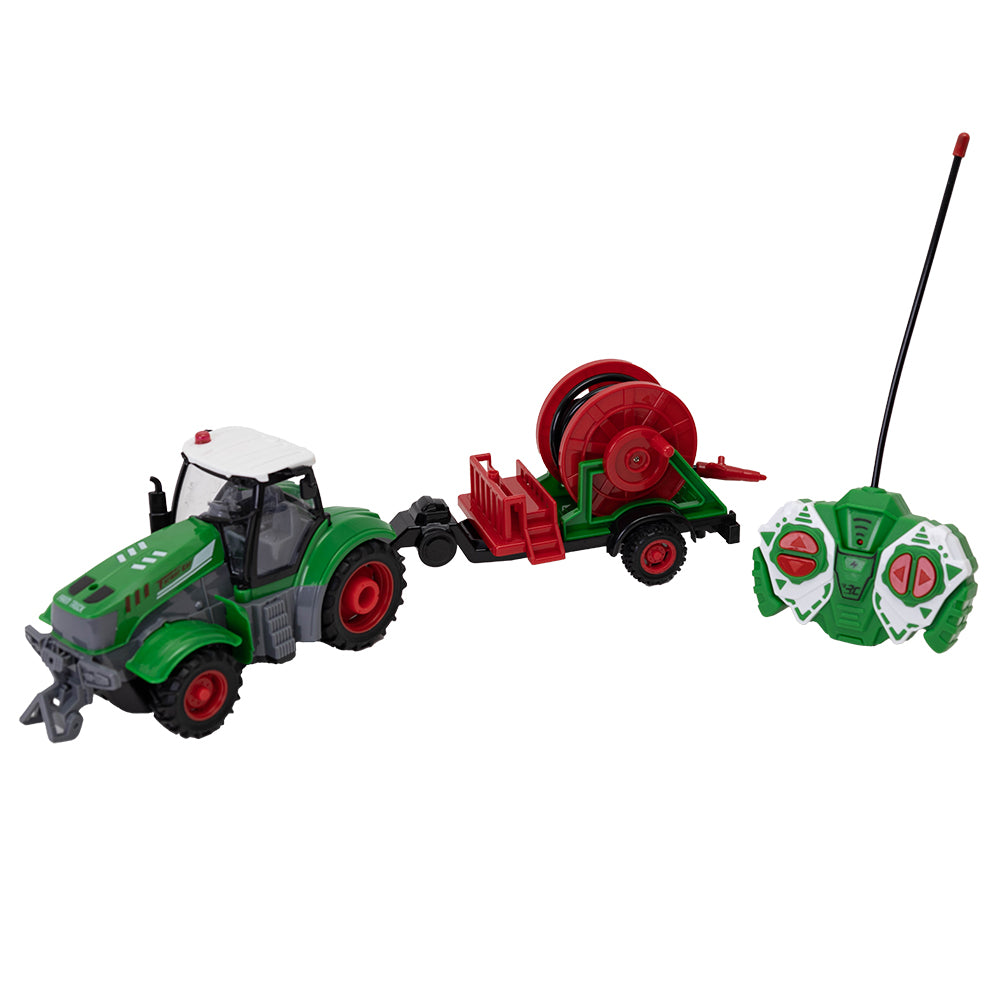 Zdalnie sterowany traktor z wężem do podlewania