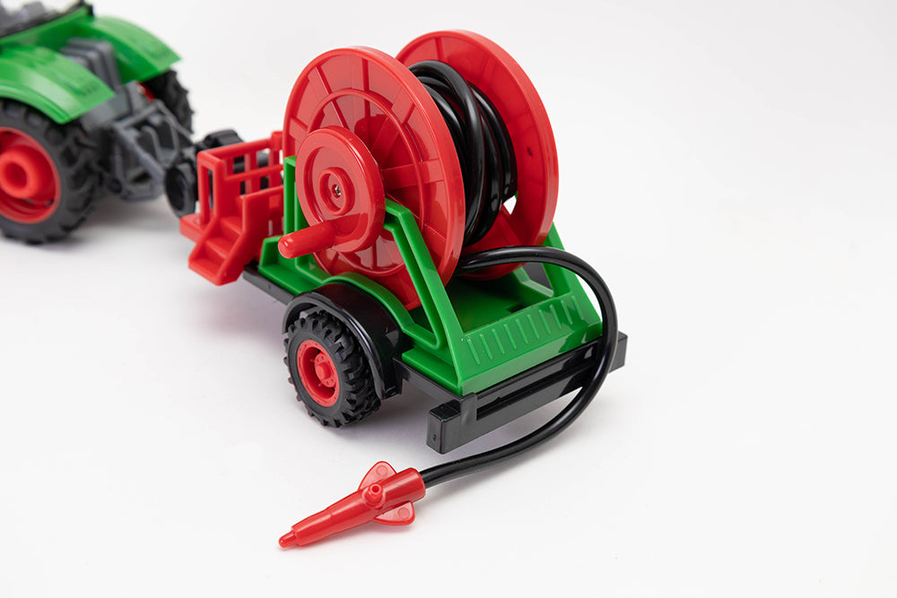 Zdalnie sterowany traktor z wężem do podlewania