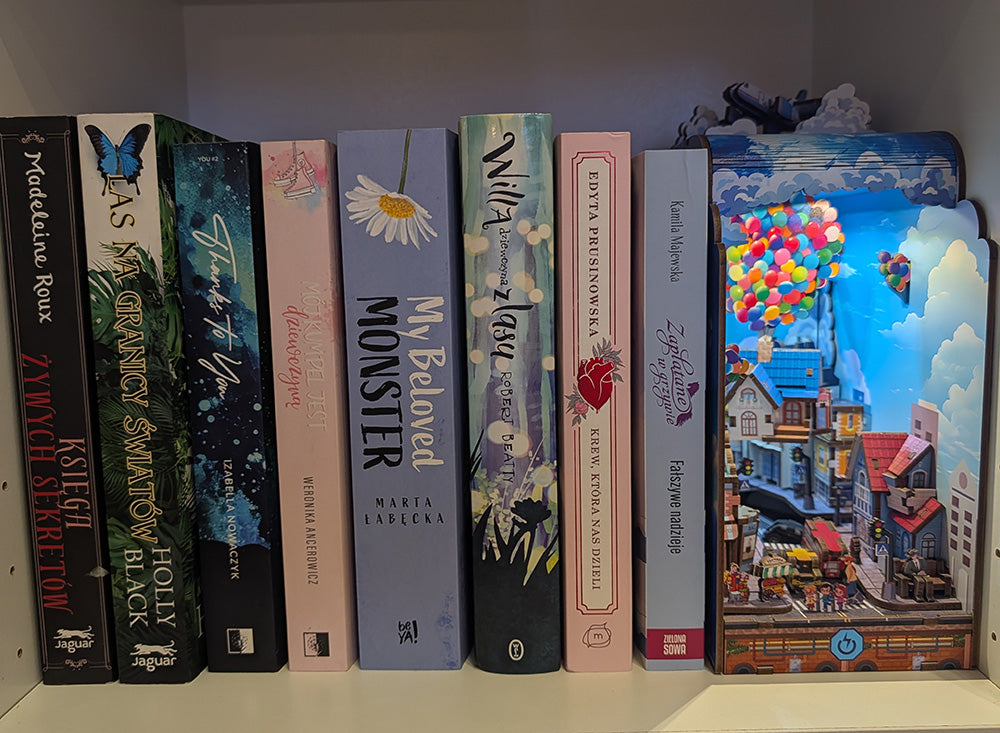 Książkowy Zakątek - Book Nook ze światełkiem Latający Domek