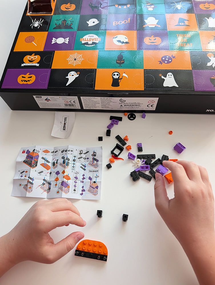Halloween - kalendarz miesięczny z klockami 1057 elem.